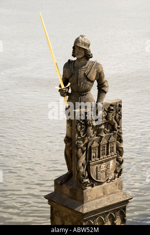 Bruncvik Statue (1886) von Ludvik Šimek auf eine Säule neben der Karlsbrücke, Prag, Tschechische Republik Stockfoto