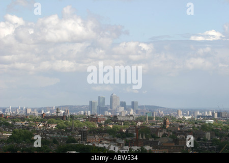 Ein Blick auf Canary Wharf Tower von Hampstead Heath in London, Vereinigtes Königreich. Stockfoto