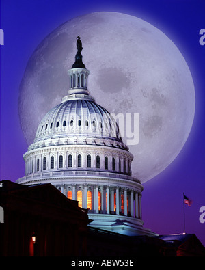 USA - WASHINGTON DC: Mond über dem Kapitol Stockfoto