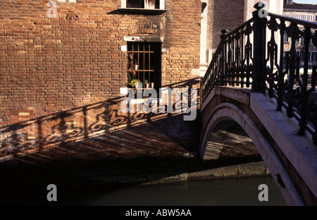 Eines der vielen kleinen Brücken, in Venedig Italien Stockfoto