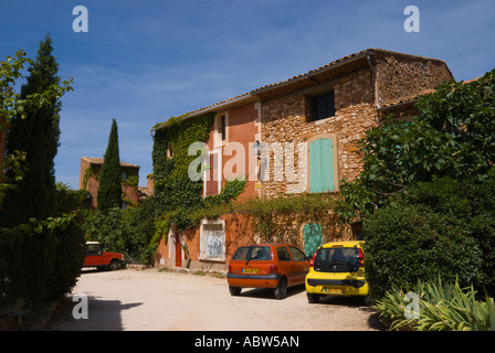 Roussillon Luberon Dorfhäuser Provence Frankreich roten Rock Hill bunte zur Ferienvermietung Stockfoto