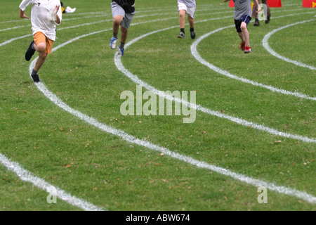 Grundschule jungen laufen während eines Rennens bei ihren Schulsporttag Clissold Park, London, UK. Stockfoto