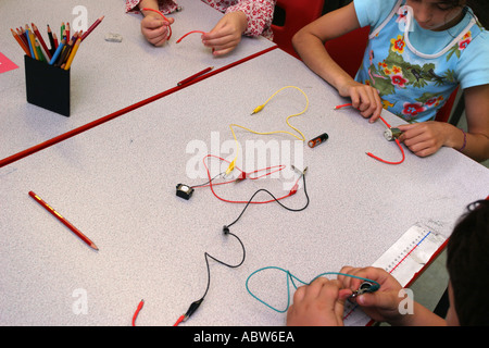 Schüler arbeiten in Klasse während des Unterrichts Wissenschaft an ihrer Grundschule, Betty Layward, London, UK. Stockfoto