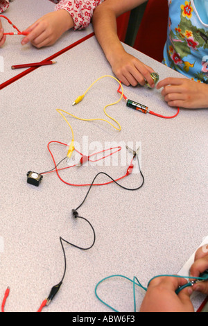 Schüler arbeiten in Klasse während des Unterrichts Wissenschaft an ihrer Grundschule, Betty Layward, London, UK. Stockfoto