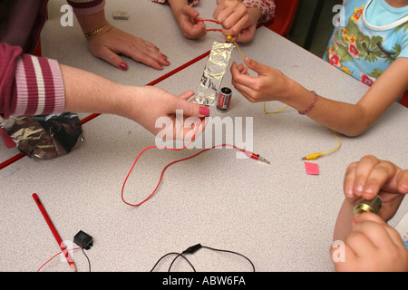 Schüler arbeiten in Klasse während des Unterrichts Wissenschaft an ihrer Grundschule, Betty Layward, London, UK. Stockfoto