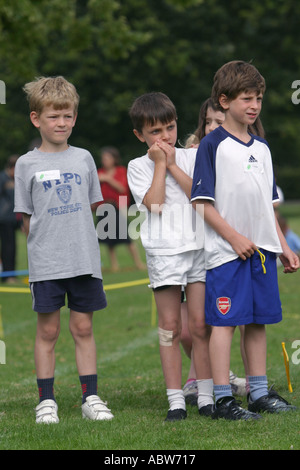 Junior School Boys warten ihrerseits während ein Schulsporttag Clissold Park, London, UK. Stockfoto