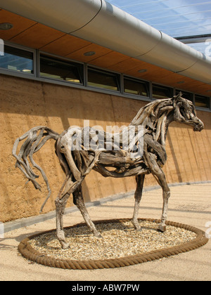 Pferd, Skulptur aus Holz am Eingang des Eden Project in Cornwall England uk Stockfoto