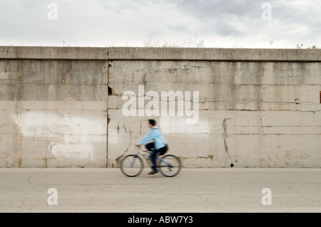 Bewegung verwischt Schuss ein junger Mann auf einem Fahrrad in Chicago, Illinois, USA Stockfoto