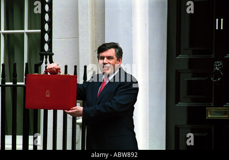 BRAUNE GORDON KANZLER STAATSKASSE GELD FINANZEN STEUER BOX BUDGET FINANZPOLITIK DOWNING STREET LONDON Stockfoto