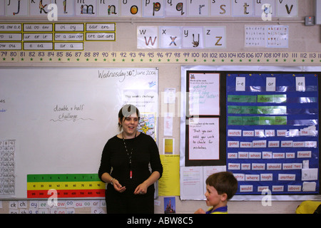 Lehrer und Schüler in der Klasse während des Unterrichts Junior School London, UK. Stockfoto