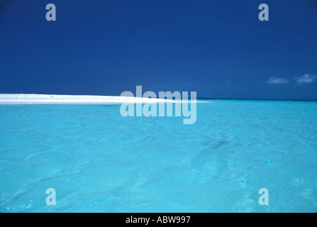 Tropischer Strand mit hellem klarem Wasser und Spieß von Sand dunkelblauen Himmel ideal tropischen Urlaub hideaway Stockfoto