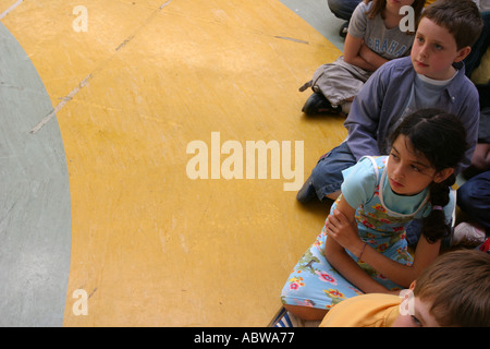 Morgen Versammlung an einer primären junior School in London, Vereinigtes Königreich. Stockfoto