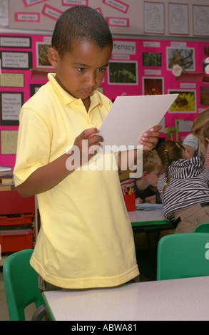 Ein Junge in der Klasse in der Grundschule, Betty Layward Schule, London, UK arbeitet. Stockfoto