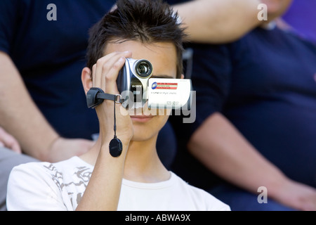 Junge aus dem Publikum nimmt Fotos Digitalkamera Stockfoto