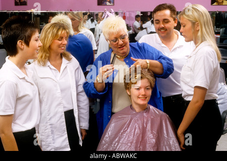 College-Student arbeitet auf Haar und Kosmetik mit Lehrern und Schülern als Kunden Stockfoto