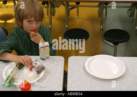 Ein kleiner Junge eine gesunde Ernährung Lunchpaket während des Abendessens in der Schule, Betty Layward Schule, London, UK. 2004. Stockfoto