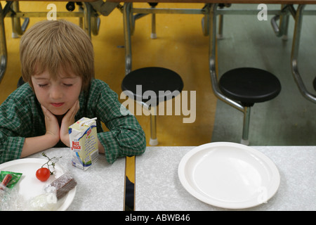 Ein kleiner Junge eine gesunde Ernährung Lunchpaket während des Abendessens in der Schule, Betty Layward Schule, London, UK. 2004. Stockfoto