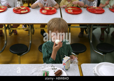 Ein kleiner Junge eine gesunde Ernährung Lunchpaket während des Abendessens in der Schule, Betty Layward Schule, London, UK. 2004. Stockfoto