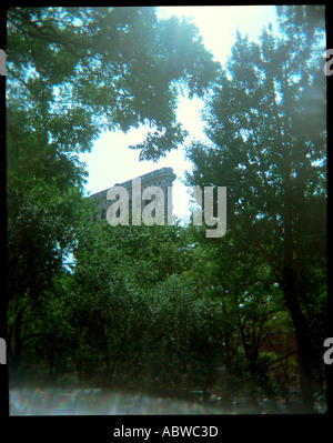 Ein Gebäude in Madison Square Park, New York, umgeben von Bäumen. Stockfoto