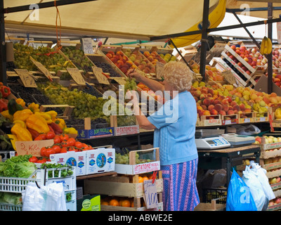 Stand am Bauernmarkt in Piazza Delle Erbe Padua Italien zu produzieren Stockfoto