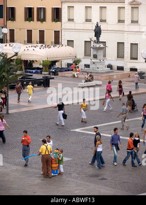 Menschen zu Fuß vorbei an Busker bläst Luftballons in Piazza Garibaldi Padua Italien Stockfoto