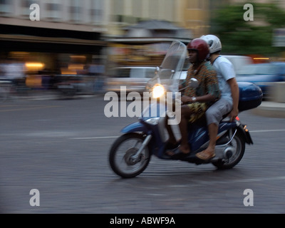 Paar-Reiten-Roller in der Abenddämmerung in Piazza Garibaldi Padua Italien Stockfoto
