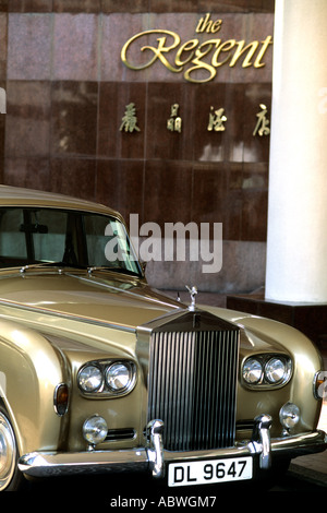 Berühmten Rolls-Royce vor dem eleganten Regent Hotel in Kowloon in spannender Hongkong Stockfoto