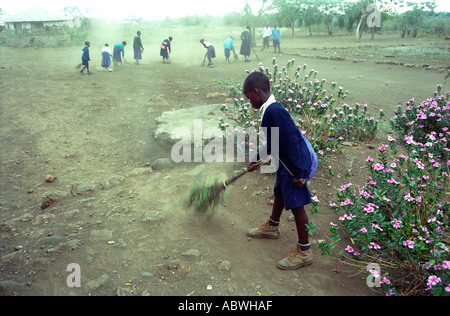 Kinder reinigen der Spielplatz am Dolly Primary School Usa River Arusha Tansania Stockfoto