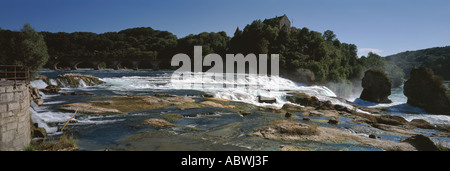 Panoramablick über die Wasserfälle des Rheinfalls in der Schweiz Stockfoto