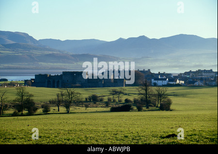 Beaumaris Castle auf Anglesey, zeigt die Berge von Snowdonia hinaus. Stockfoto