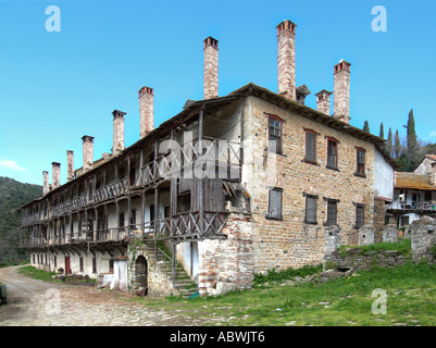 Verlassene verfallene Hostel Schlafsaal Heiligtum Retreat Gebäude Holz Holz Holz Balkon gefährliche Stein Zografos zografou Stockfoto