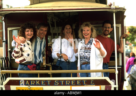 Touristen auf nostalgische berühmten Market Street Cable Car auf Urlaub in San Francisco Kalifornien Stockfoto