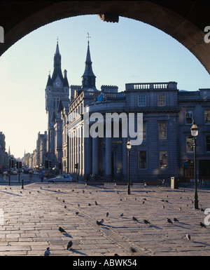 Blick vom Castlegate entlang der Union Street und dem Stadthaus Uhrturm und kommunale Gebäude in Aberdeen, Schottland, Vereinigtes Königreich Stockfoto