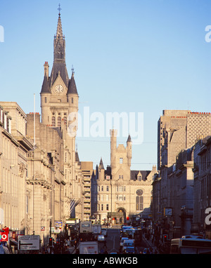 Blick entlang der Union Street die kommunale Gebäude, Stadthaus Uhrturm und Castlegate, Aberdeen, Schottland, Vereinigtes Königreich Stockfoto