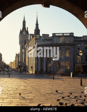 Blick vom Castlegate entlang der Union Street und dem Stadthaus Uhrturm und kommunale Gebäude in Aberdeen, Schottland, Vereinigtes Königreich Stockfoto