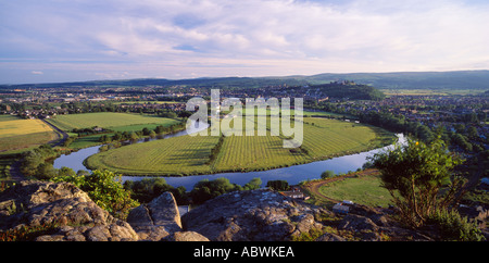 Blick über den Fluss Forth von Abbey Craig, die Stadt Stirling und seine Burg, Schottland, Vereinigtes Königreich Stockfoto