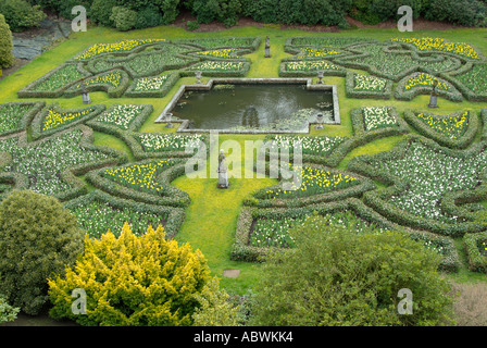 Blick auf formale abgesicherten Garten mit kleinem Teich Rasen Rasen Box Hecke Lyme Hall Disley Stockport Cheshire UK England Europa Stockfoto