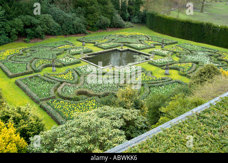 Blick auf formale abgesicherten Garten mit kleinem Teich Rasen Rasen Box Hecke Lyme Hall Disley Stockport Cheshire UK England Europa Stockfoto
