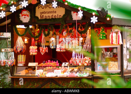 Lebkuchenherzen und Mandeln auf einem Markt vor Weihnachten Lebkuchenherzen Und Mandeln Weihnachtsmarkt Stockfoto