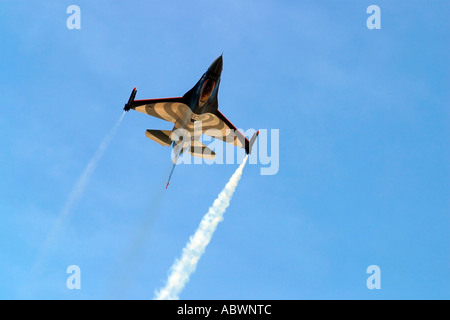 Kampfjet Geschwindigkeiten Vergangenheit bei Air Show in Malta Stockfoto