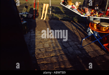 Beine in einem Flohmarkt Berlin Deutschland Stockfoto