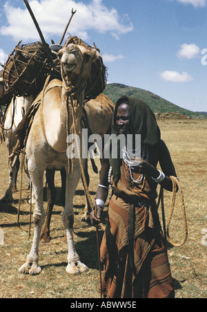 Gabbra Frau mit Kamel auf Marsabit Berg Nord Kenia in Ostafrika Stockfoto