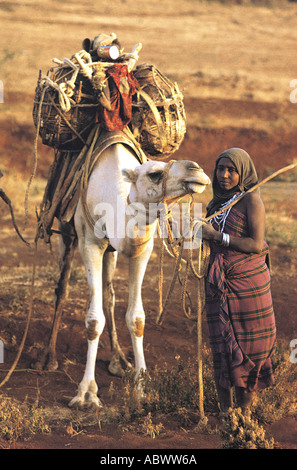 Gabbra Frau mit Kamel auf Marsabit Berg Nord-Kenia Stockfoto