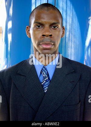 African American Business Mann er trägt einem Anzug ein blaues Hemd und eine blaue abstrakte gemusterte Krawatte Krawatte Stockfoto