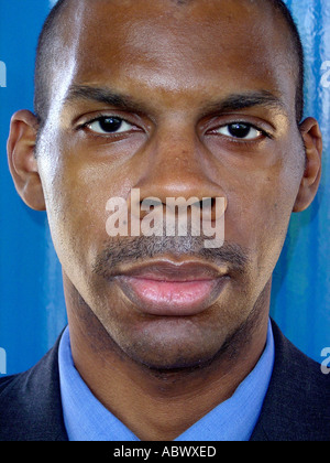 African American Business Mann er trägt einem Anzug ein blaues Hemd und eine blaue abstrakte gemusterte Krawatte Krawatte Stockfoto