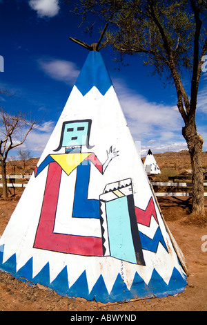 Kleinen Tipi mit Kunstwerken der Indianer für Indianer in Plains Montana Stockfoto