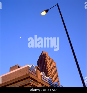 Barbican Wohnungen und Turm am frühen Abend London England, UK KATHY DEWITT Stockfoto