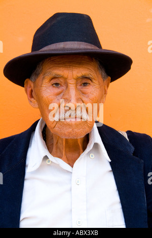 Lokalen bunte Greis mit Falten und großen Augen helle Wand mit schwarzer Cowboy-Hut in der touristischen Ortschaft Antigua Guat Stockfoto