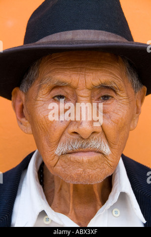 Lokalen bunte Greis mit Falten und großen Augen helle Wand mit schwarzer Cowboy-Hut in der touristischen Ortschaft Antigua Guat Stockfoto