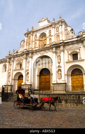 Bunte berühmten Hauptkirche genannt Kathedrale de Santiago mit Pferd gezogen Schlitten im touristischen Dorf von Antigua Guatemala Stockfoto